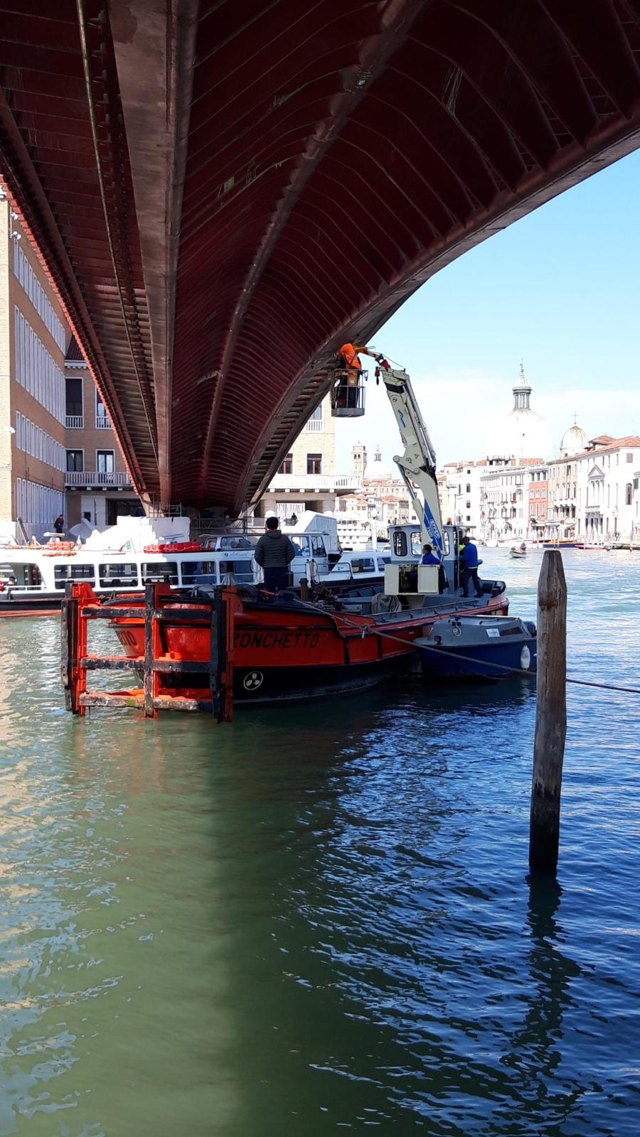 Installazione di sensori per il monitoraggio telematico delle contrazioni e dilatazioni termiche della struttura metallica, sul Ponte della Costituzione