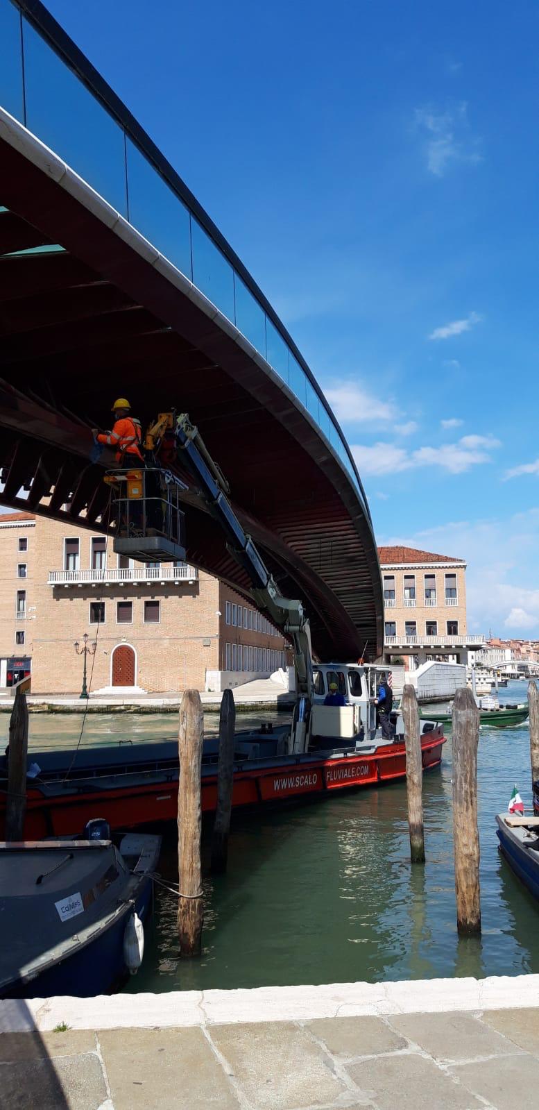 Installazione di sensori per il monitoraggio telematico delle contrazioni e dilatazioni termiche della struttura metallica, sul Ponte della Costituzione