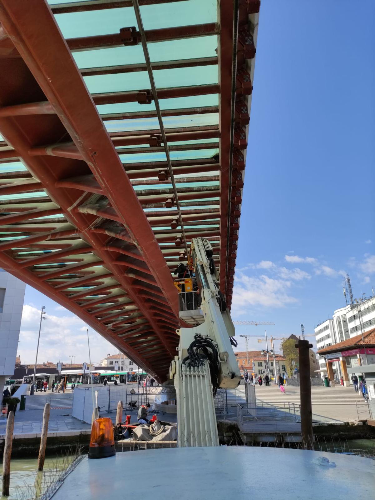 Installazione di sensori per il monitoraggio telematico delle contrazioni e dilatazioni termiche della struttura metallica, sul Ponte della Costituzione