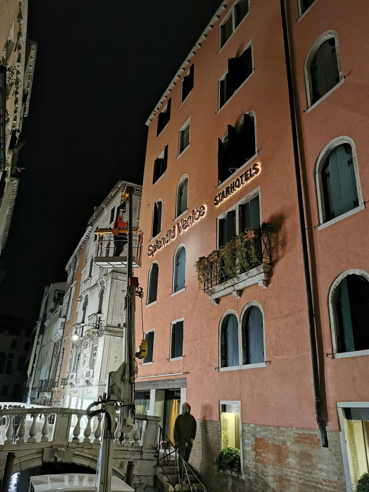Installazione insegna luminosa Hotel Splendid Venice Star Hotels Scalo Fluviale