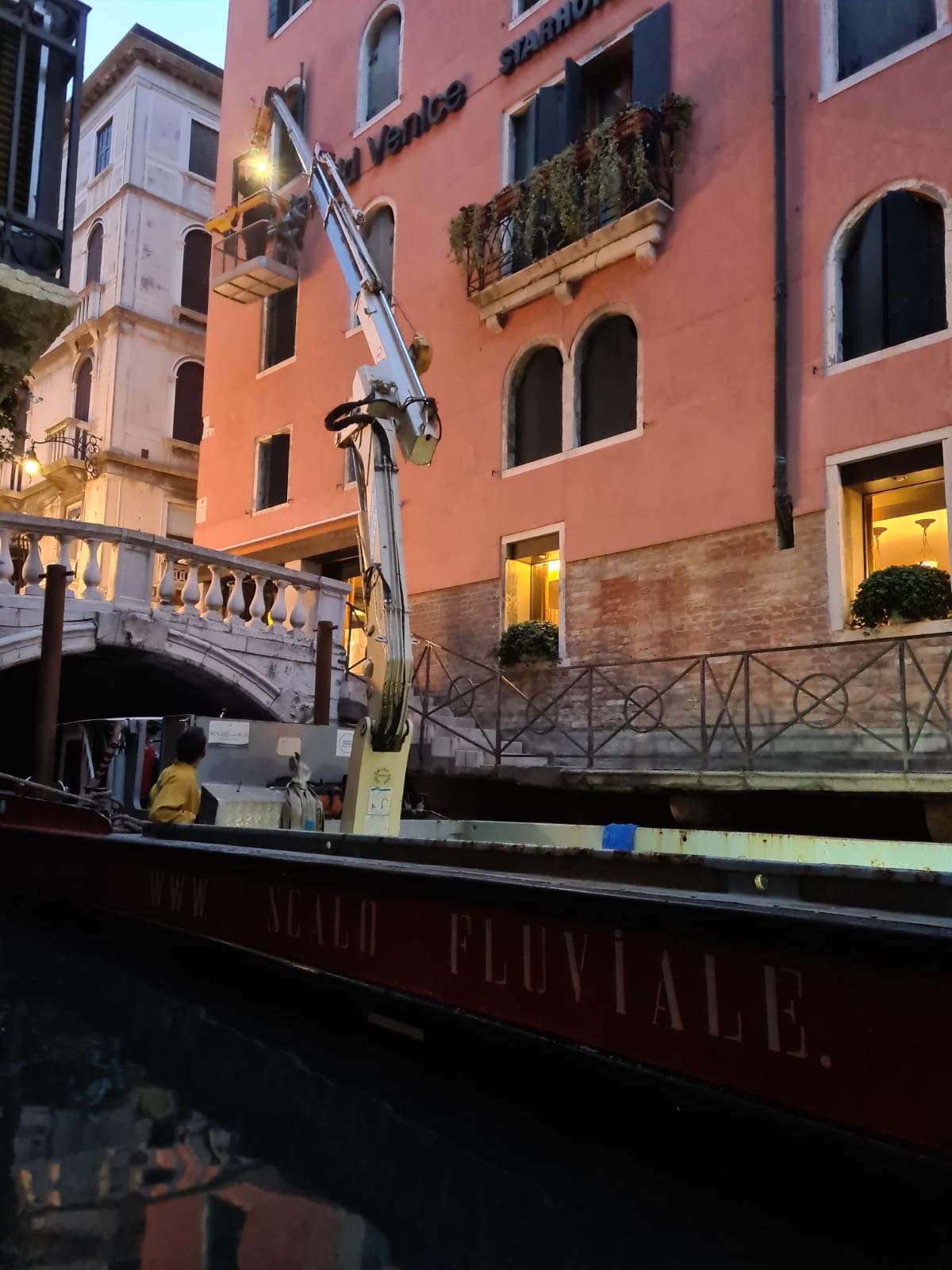 Installazione insegna luminosa Starhotels Venezia Scalo Fluviale