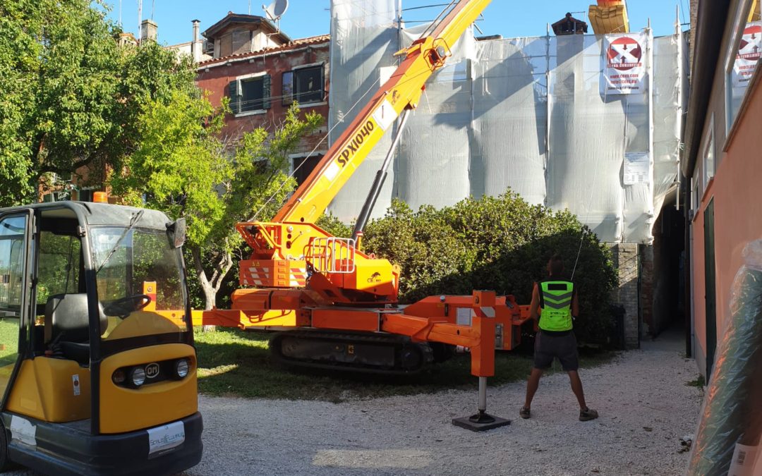 Movimentazione di una copertura di un tetto a Venezia centro storico con utilizzo di Minigru