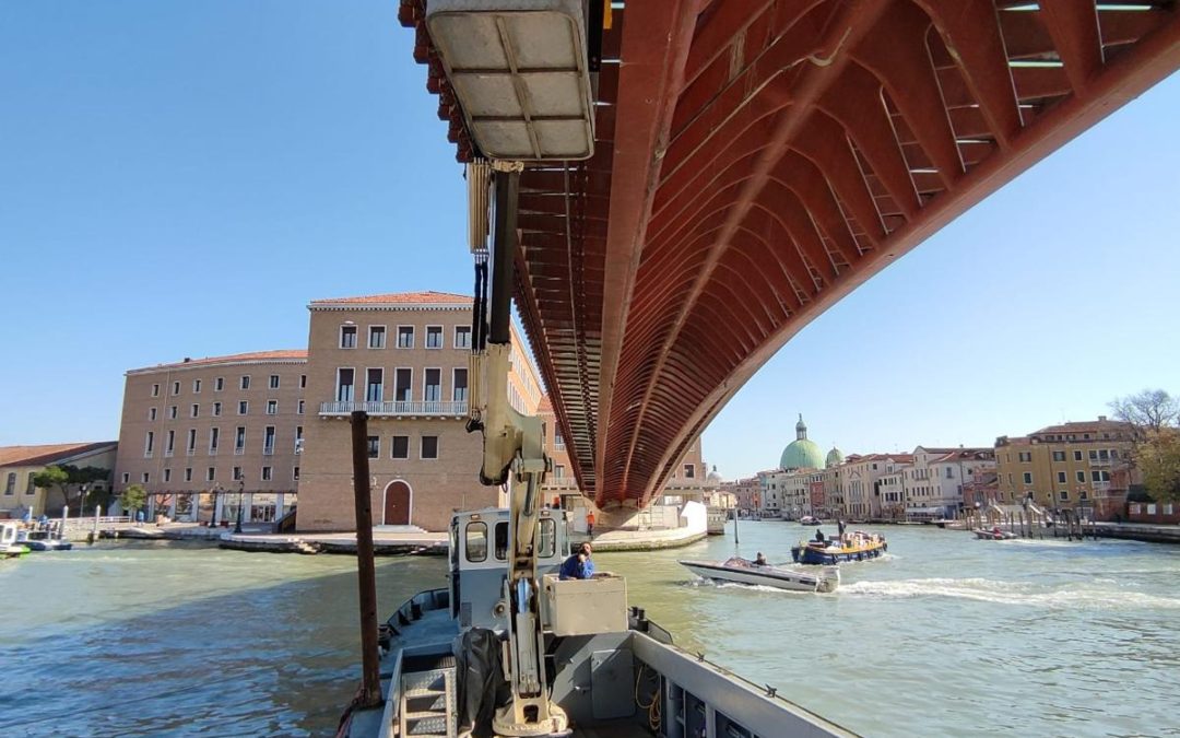 Installazione di sensori per il monitoraggio telematico delle contrazioni e dilatazioni termiche della struttura metallica, sul Ponte della Costituzione