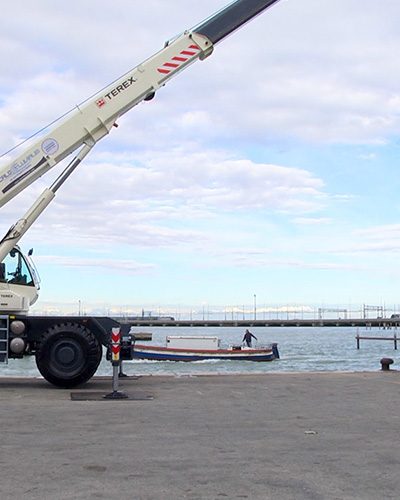 Autogru Terex per movimentazione merce.