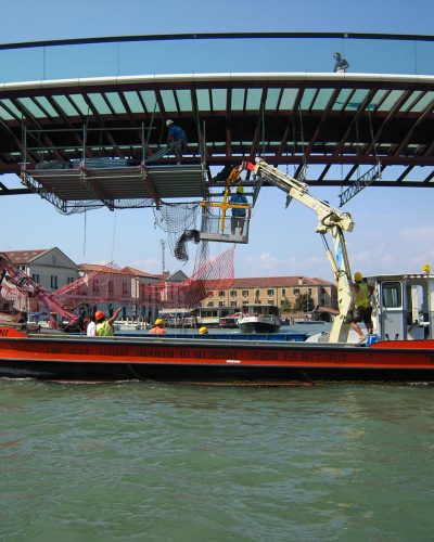 Utilizzo di imbarcazione attrezzata per manutenzione.