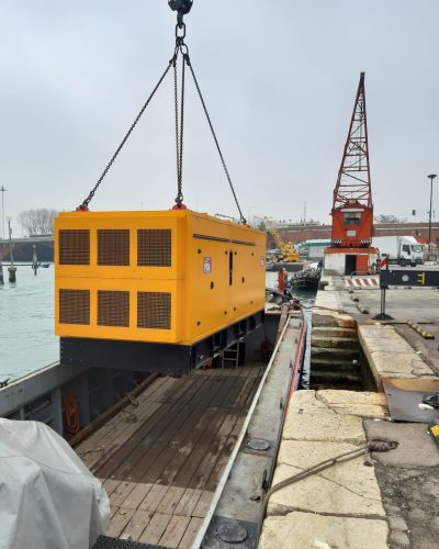 Movimentazione container dalla banchina del Tronchetto.