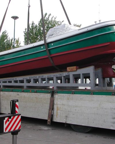 Movimentazione e scarico imbarcazione.
