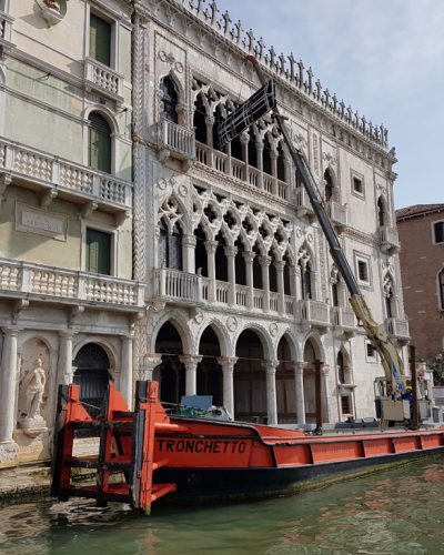 Trasporto opere d'arte in un palazzo veneziano.