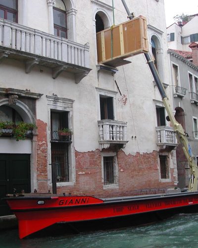 Trasporto opere d'arte in un palazzo veneziano.